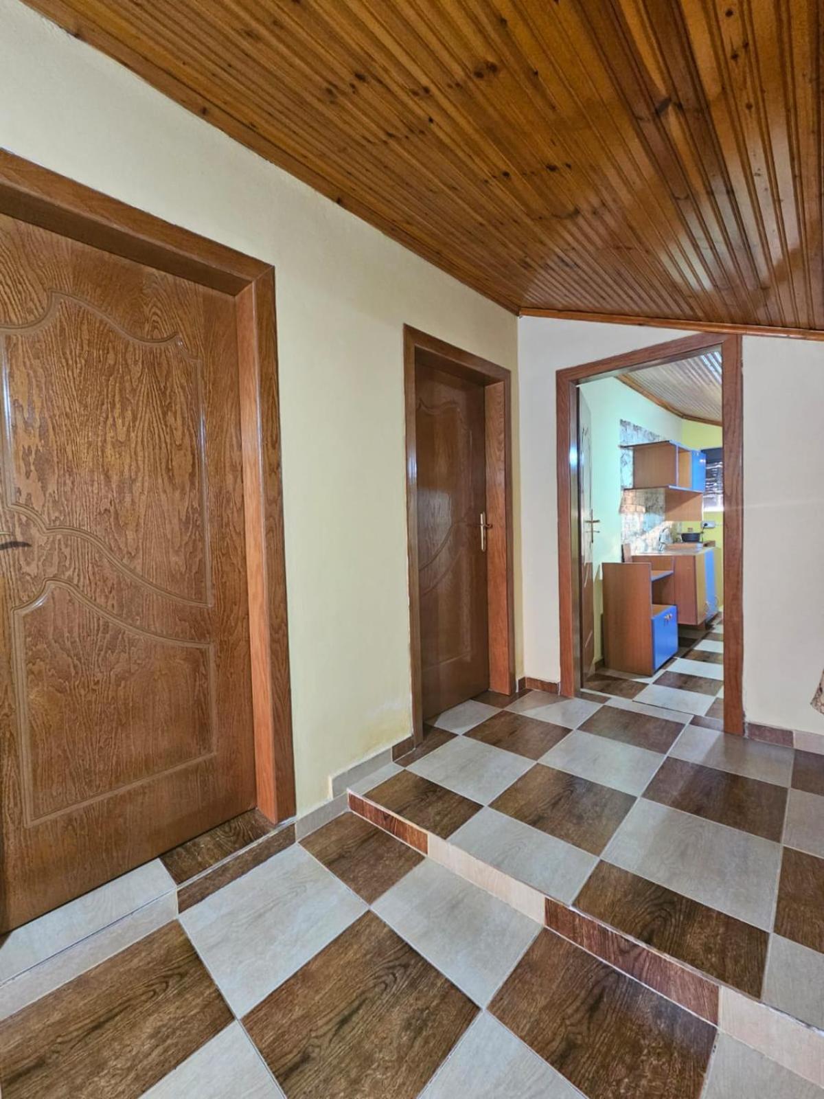 Hotel Castle - Inside,Voga Guesthause Krujë Esterno foto