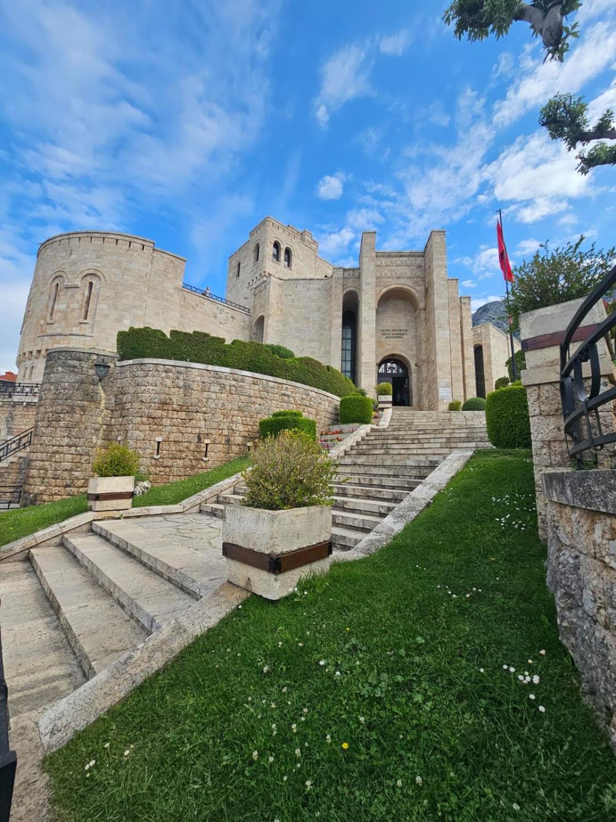 Hotel Castle - Inside,Voga Guesthause Krujë Esterno foto